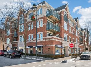 812 Oak St APT 200, Winnetka, IL 60093