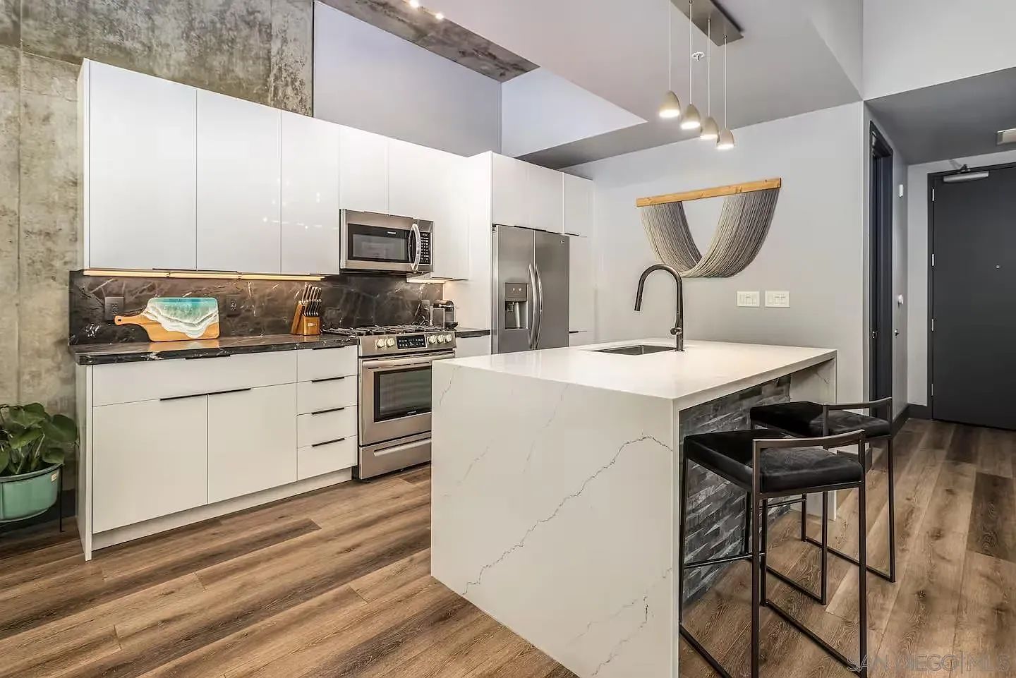 1 bed, 2.0 bath, 915 sqft, $3,750 — Photo 2