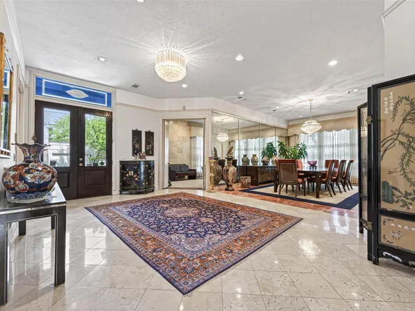 8103 Lake Edge Ct, Houston, TX 77071