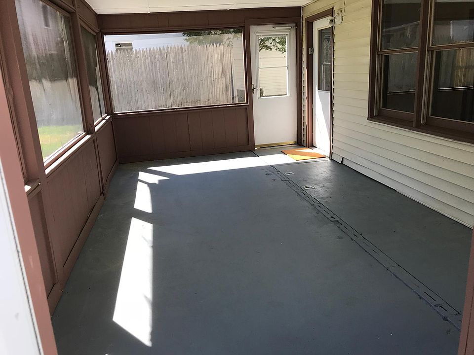 Private, clean screened-in porch.