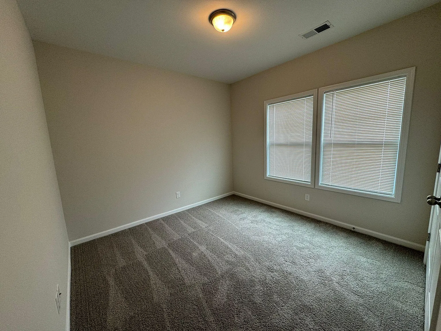 4 bed, 1956 sqft, $2,600 — Photo 4