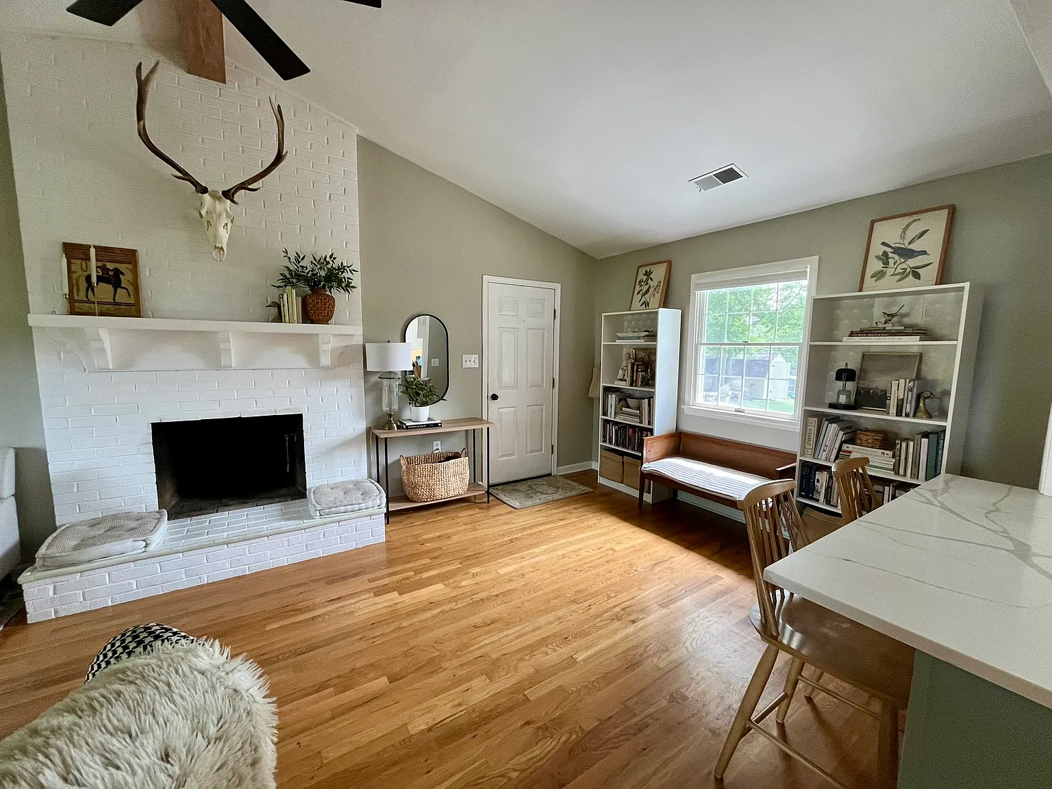 4 bed, 2.5 bath, 2102 sqft, $2,600 — Photo 4