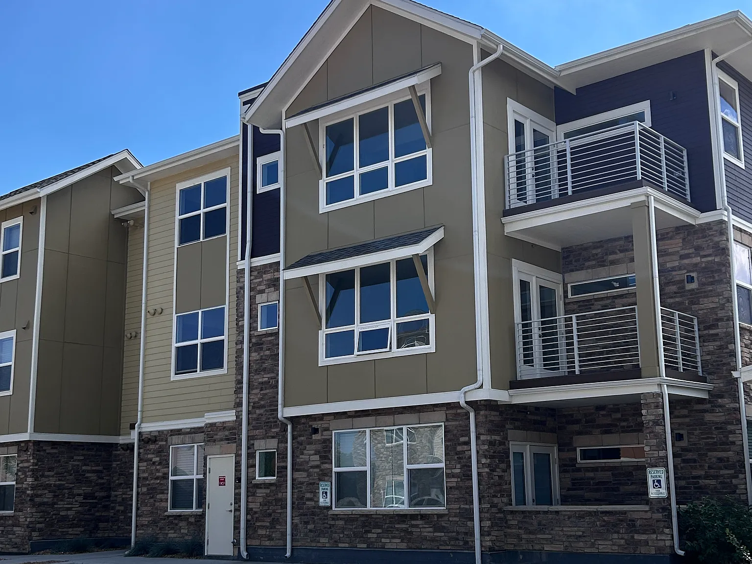 2 bed, 1350 sqft, $2,450 — Photo 2