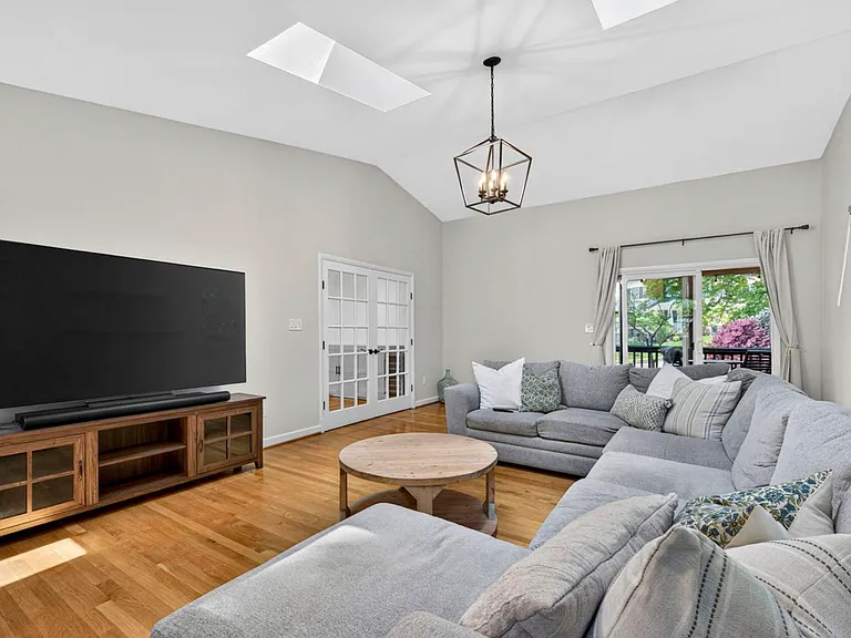 1109 Hillcrest Dr SW — Photo 4