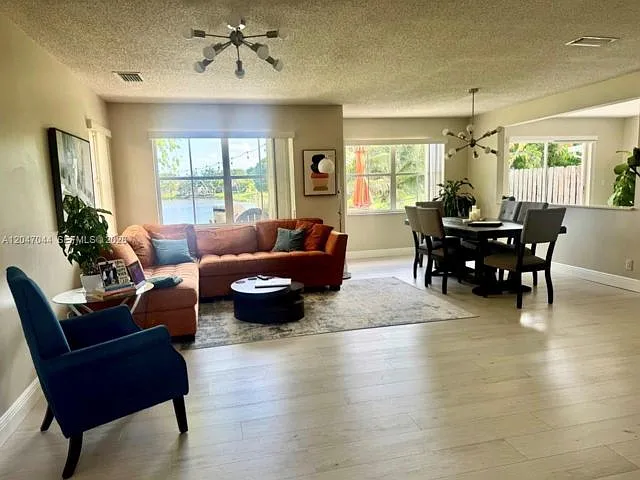 4 bed, 2.5 bath, $4,300 — Photo 2
