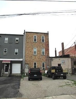 2nd image of 118 W Grand River Ave