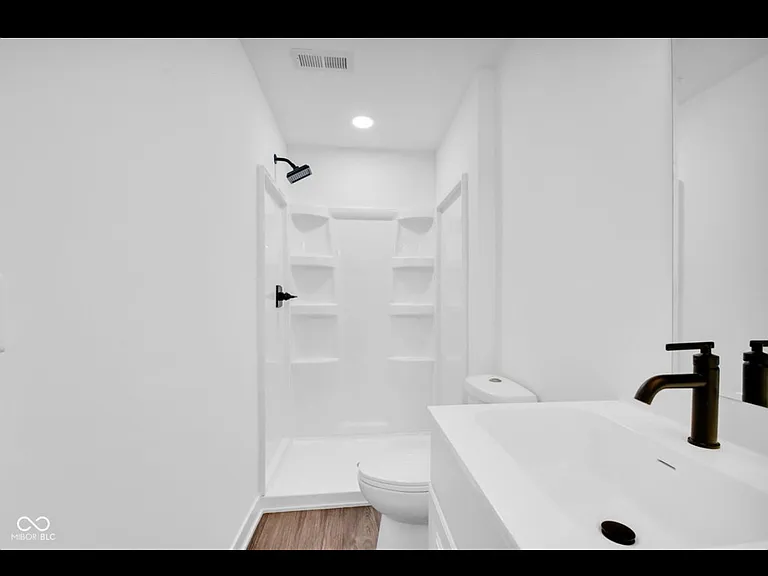 1555 N Dearborn St — Photo 11