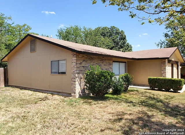 3 bed, 2.0 bath, 1067 sqft, $1,595 — Photo 2
