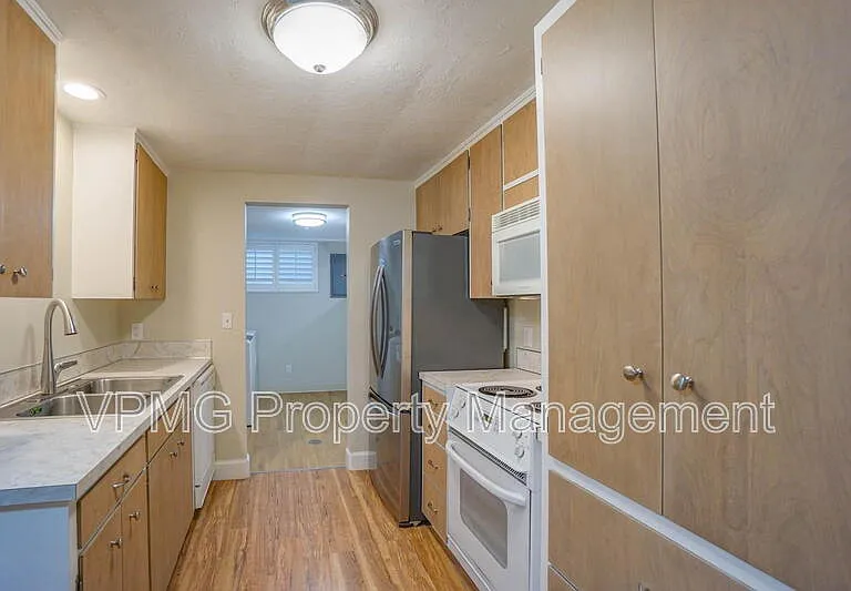 2218 E 18th St #B — Photo 6