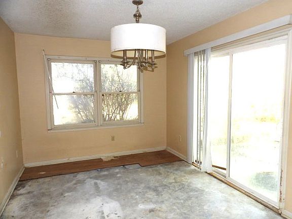 3rd image of 406 Iroquois Rd