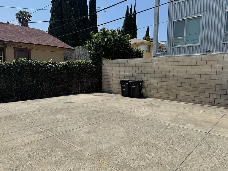 1147 Gordon St — Photo 12