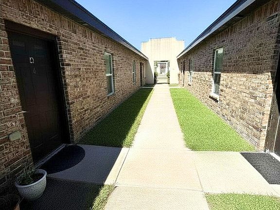 2nd image of 3708 Valeria St #2