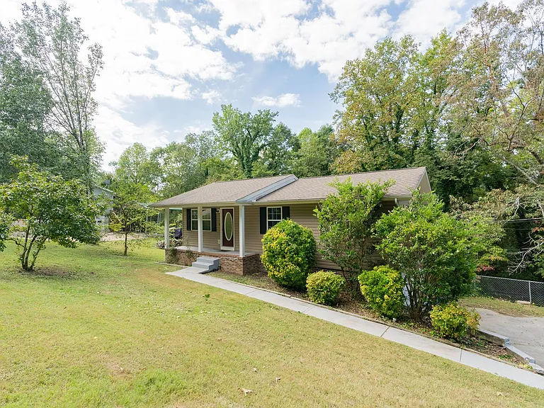 37 Anderson Rd — Photo 2