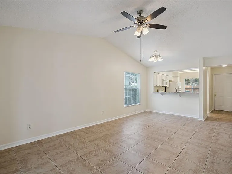 2725 Mayer St — Photo 9
