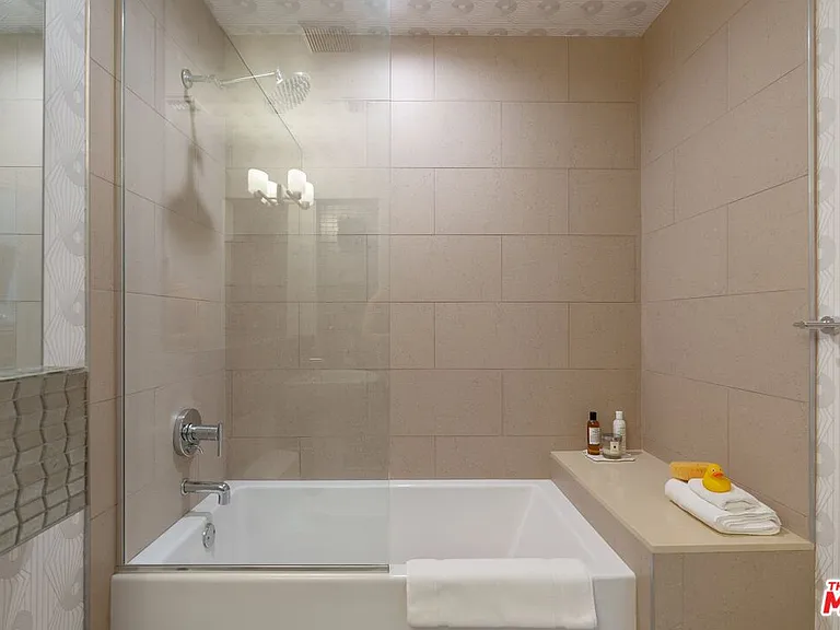 1250 N Harper Ave #302 — Photo 35