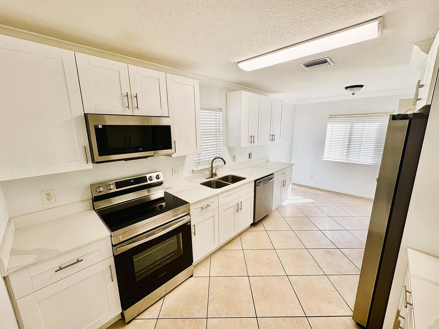 3 bed, 2.0 bath, 1695 sqft, $3,200 — Photo 4