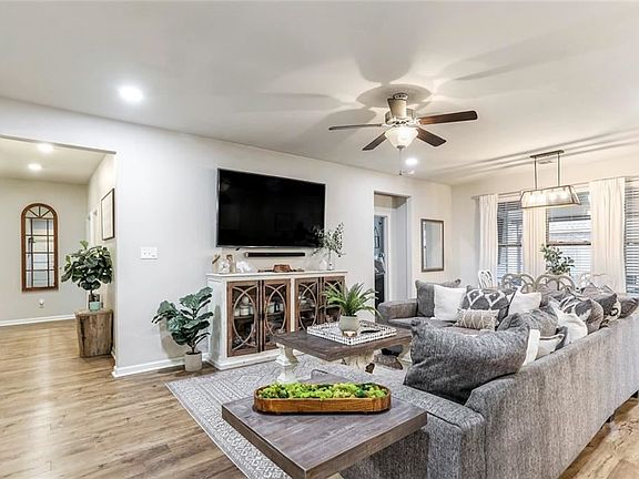 4th image of 796 Lakeshore Village Dr