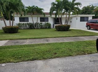 2460 NE 215th St, Miami, FL 33180