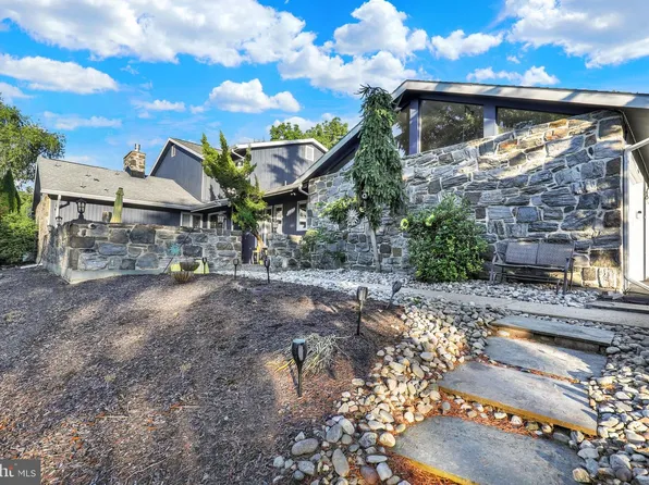 2210 Greenwood Rd, Allentown, PA 18103