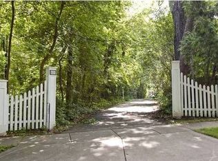 881 Rosemary Rd, Lake Forest, IL 60045