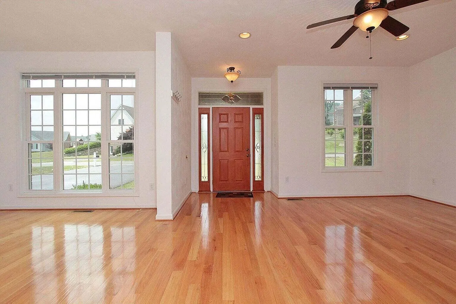 3 bed, 2.5 bath, 1948 sqft, $2,700 — Photo 3