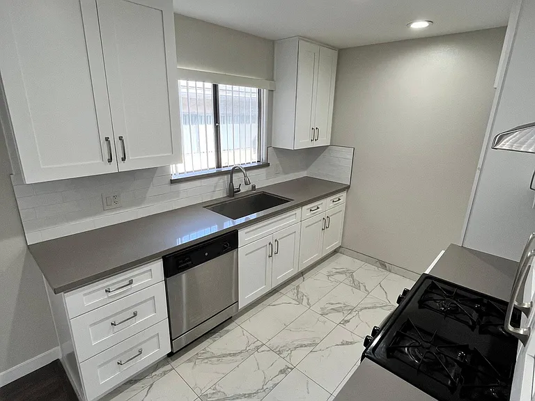 Fully renovated kitchen, with quartz countertops & stainless steel appliances