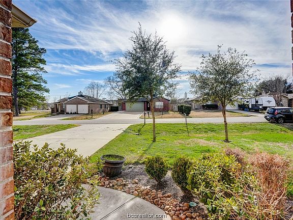 3rd image of 10526 Twin Circles Dr