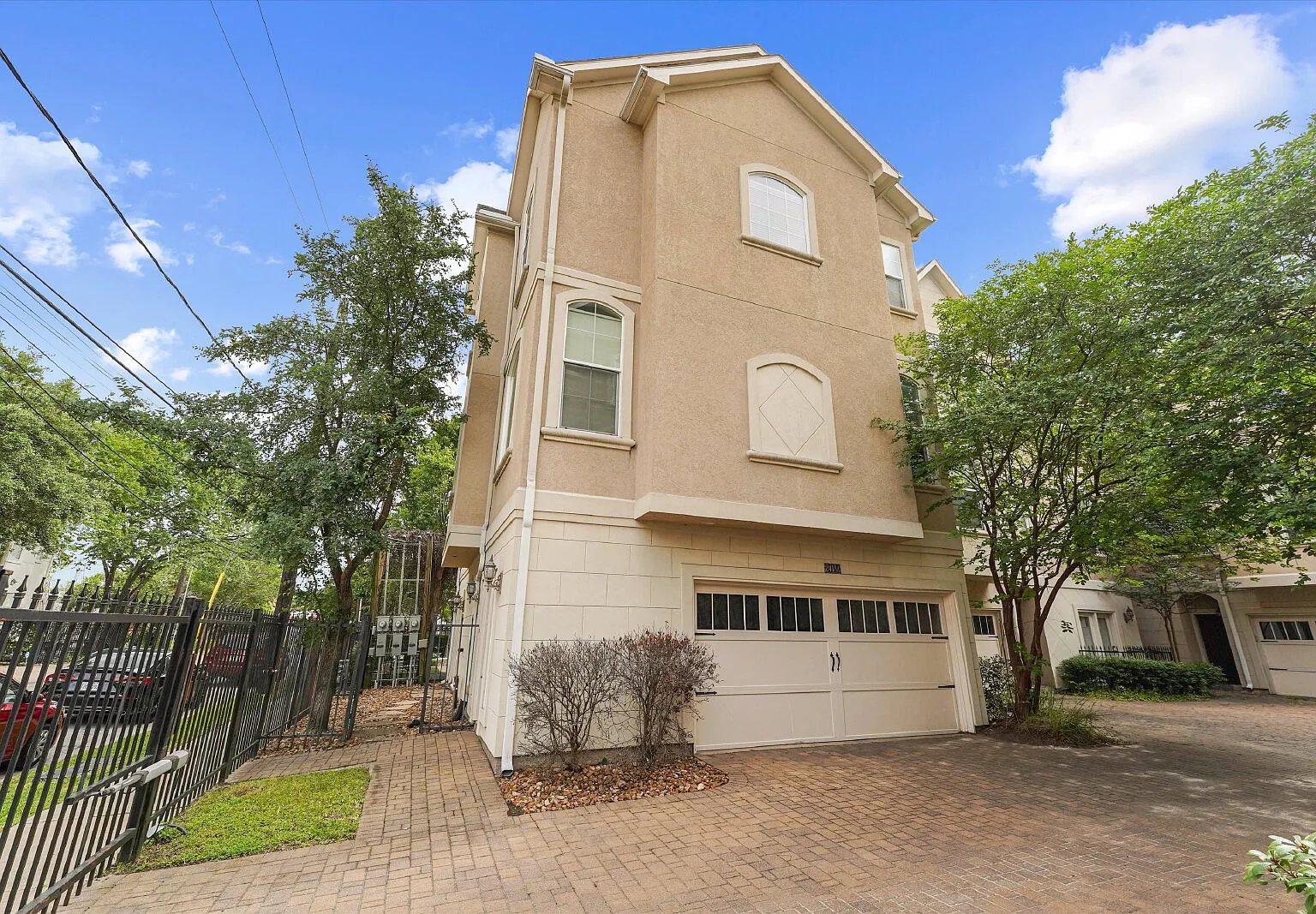 3 bed, 3.5 bath, 2280 sqft, $3,100 — Photo 1