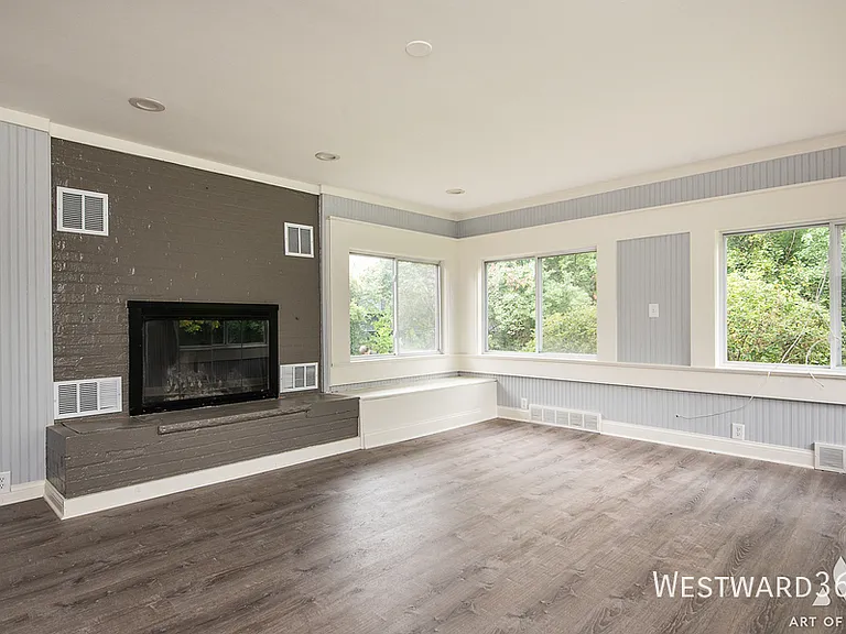 923 W Plainfield Rd — Photo 2