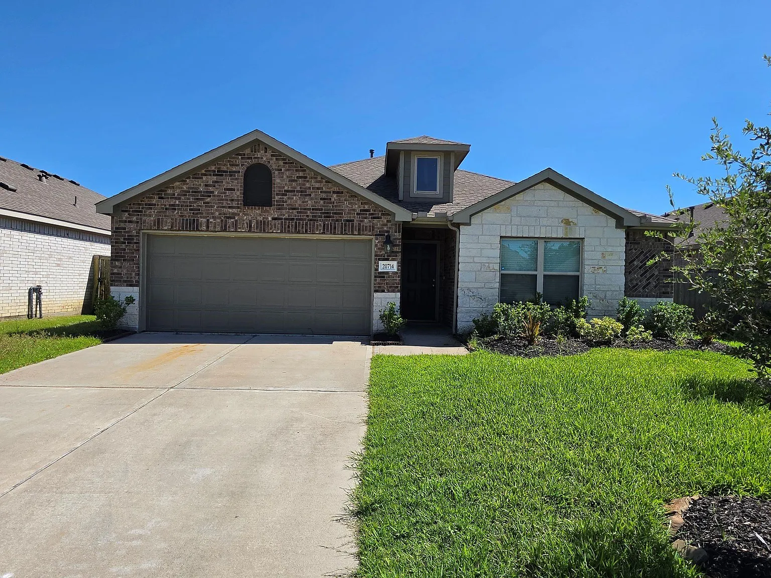 4 bed, 2.0 bath, 1720 sqft, $2,075 — Photo 1