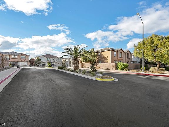 4th image of 19 Hudson Canyon St Unit 3