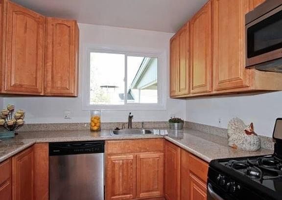 4th image of 1009 Holly St