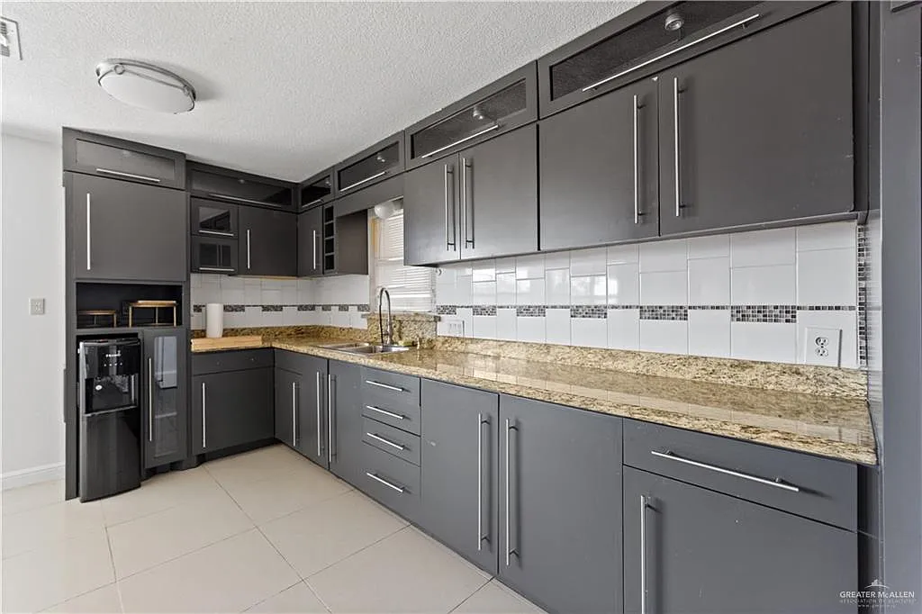 4 bed, 3.0 bath, 3347 sqft, $3,500 — Photo 3