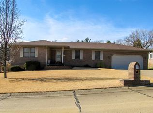 1527 Pine Brook Dr, Evansville, IN 47712