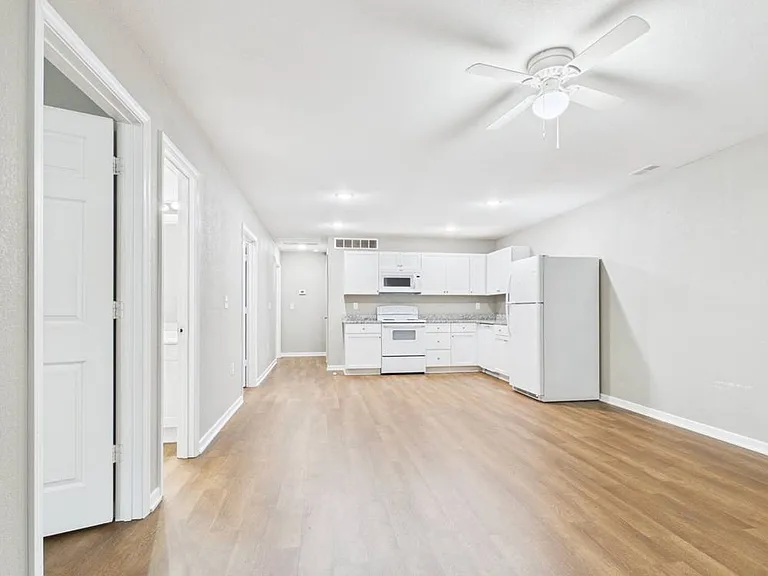 306 W Market St — Photo 2
