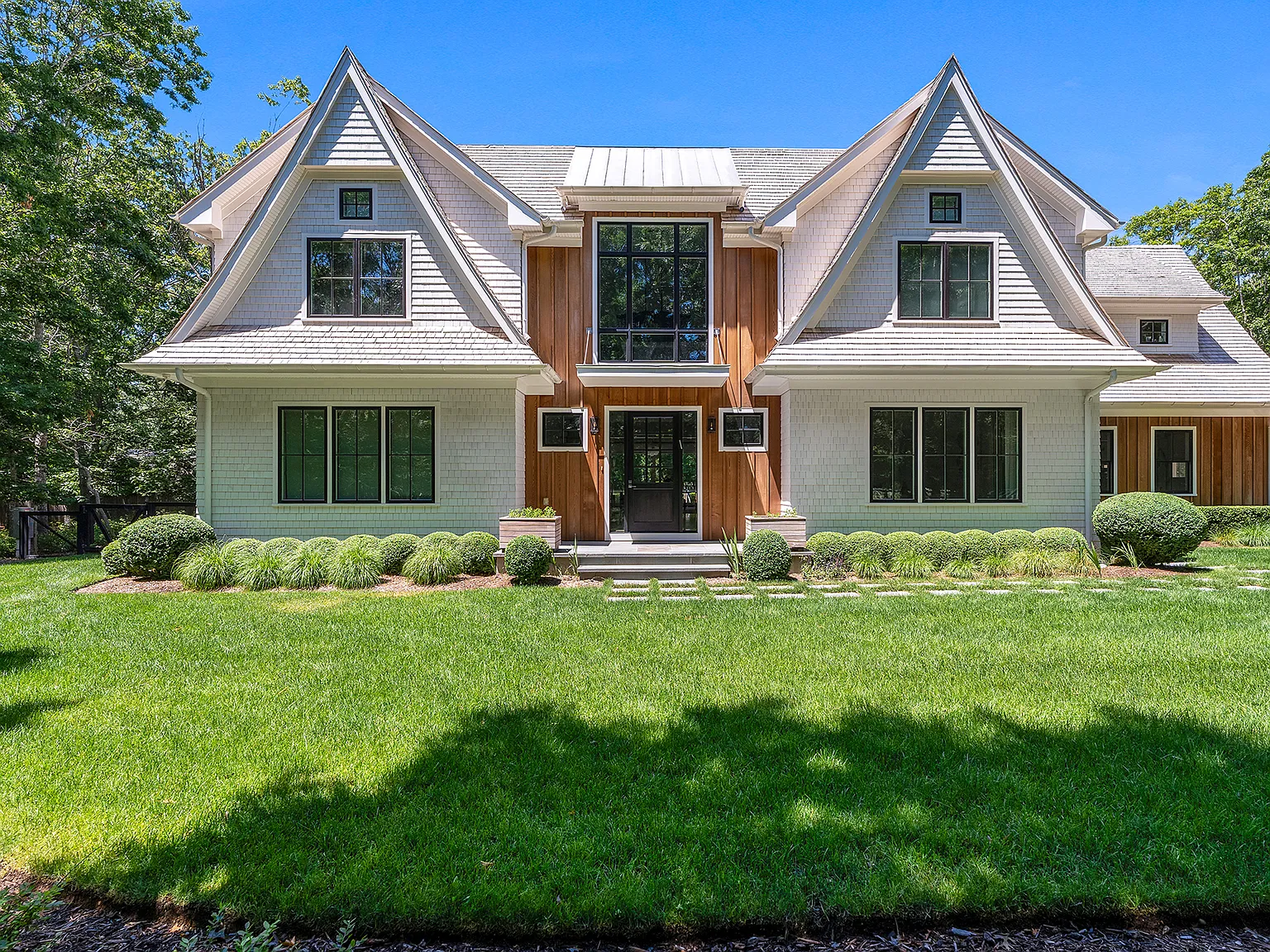 Stunning Custom Sagaponack 6 Bed — Photo 1