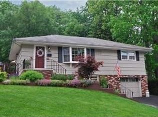 8 Hilltop Ter, Bloomingdale, NJ 07403