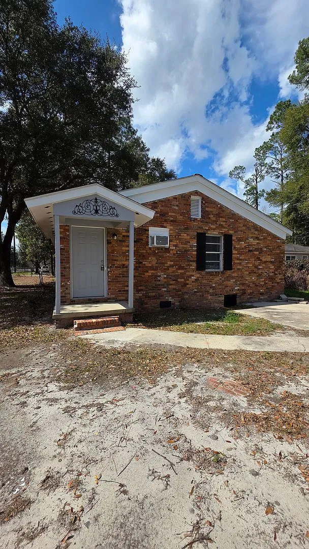 2505 Rosebrier Ave — Photo 1