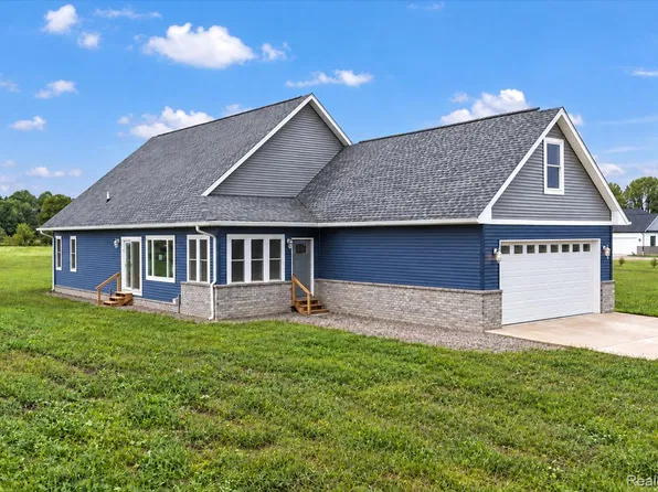 1515 Ashley Ln, Allenton, MI 48002