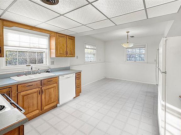5th image of 1828 University Dr