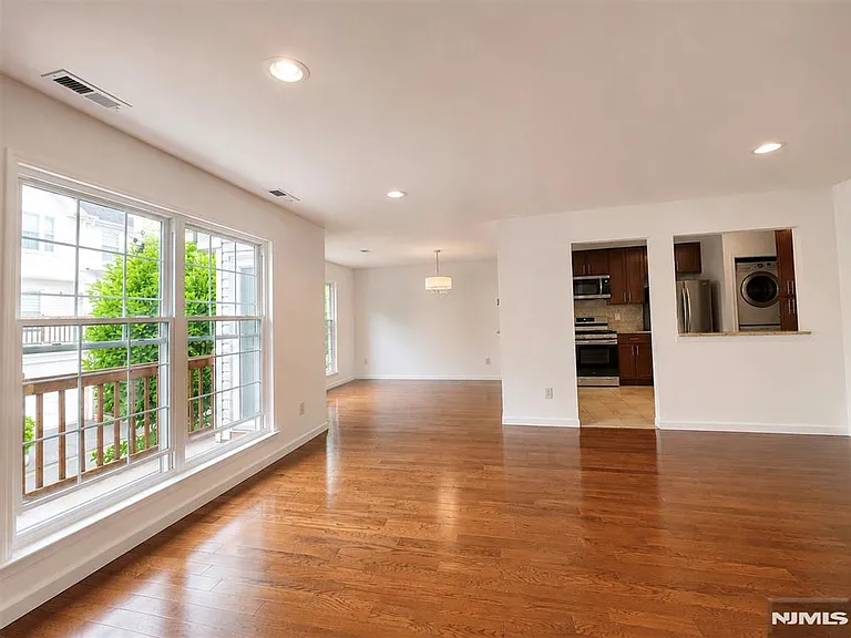 555 Ridge Ln — Photo 6