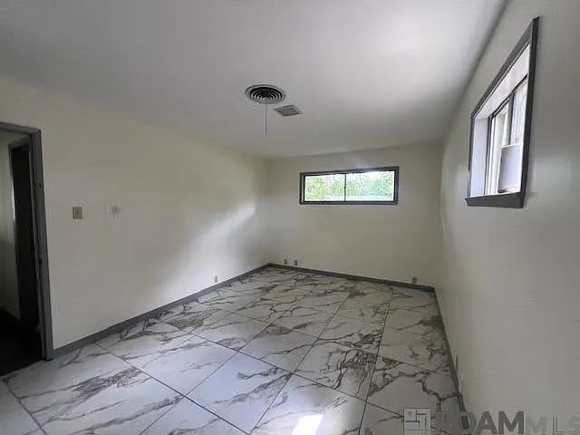 2464 Kensington Dr — Photo 14