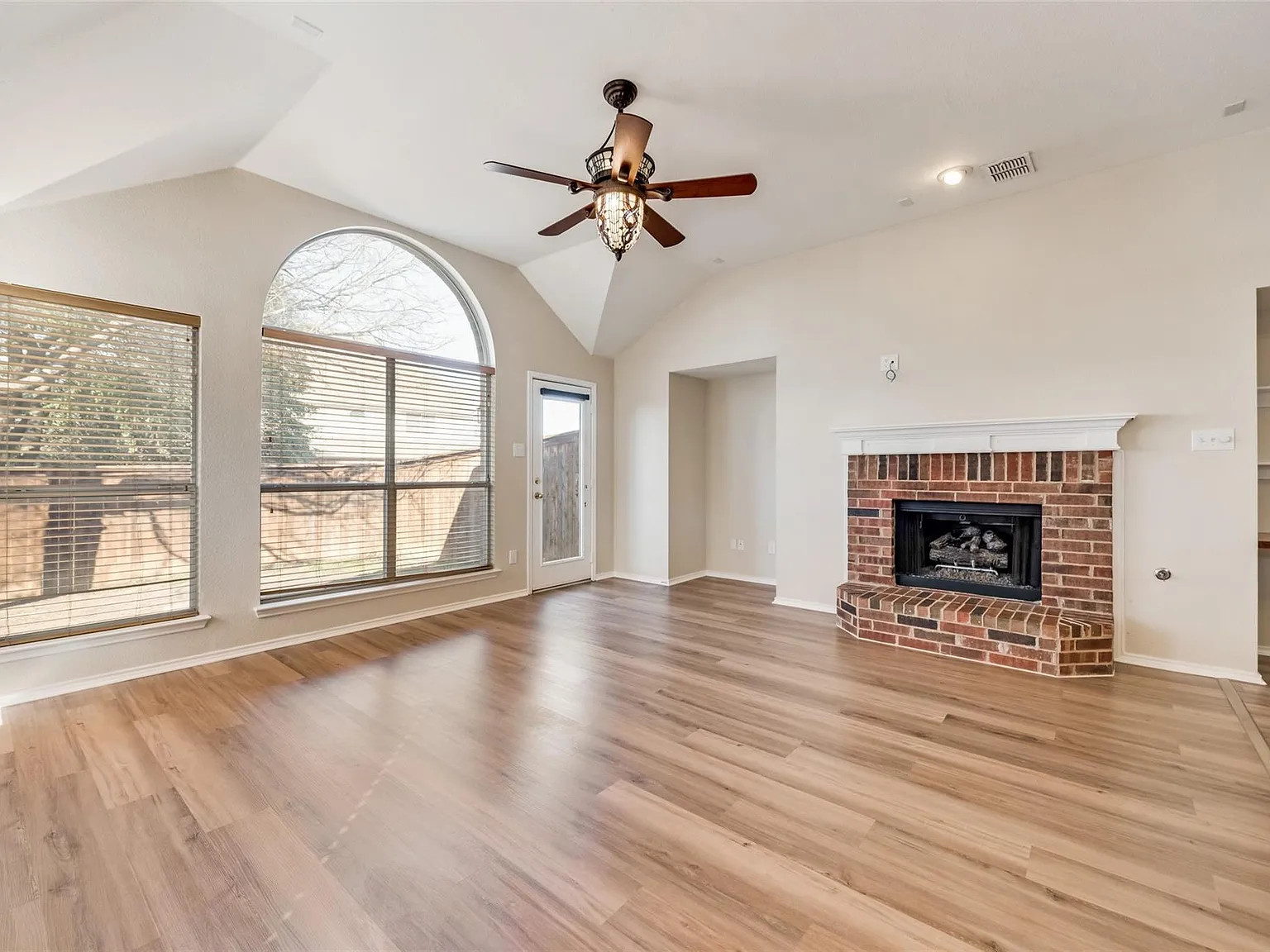 3 bed, 2078 sqft, $2,500 — Photo 4
