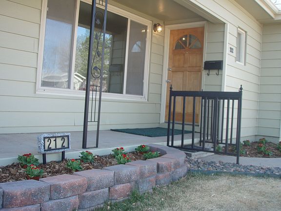 Nice Front porch & back patio