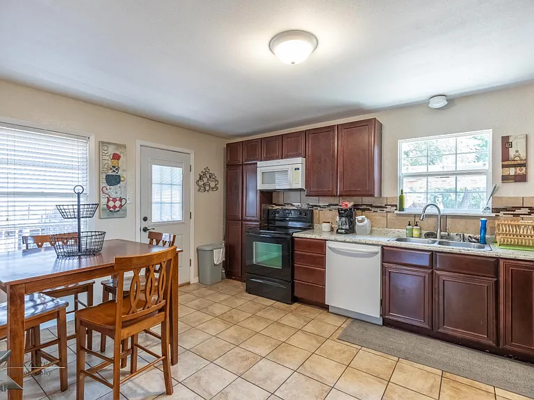 833 Westview Dr — Photo 4