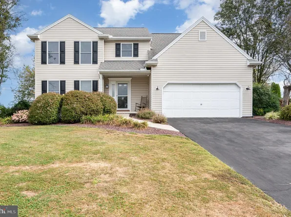 27 N Seasons Dr, Dillsburg, PA 17019