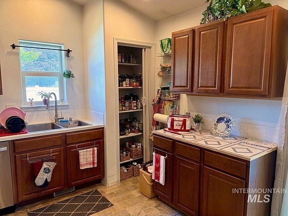 4th image of 494 Adria Ln