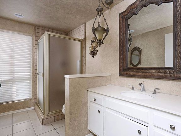 4th image of 1579 Covington Ave