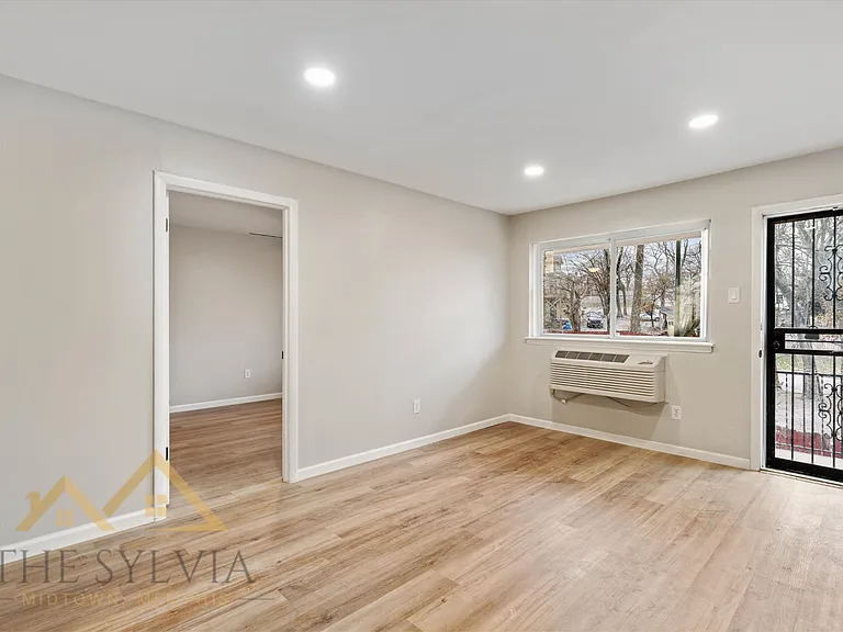 Gorgeous Renovated 1 & 2 Bedroom Apartment @ 1512 Court — Photo 12