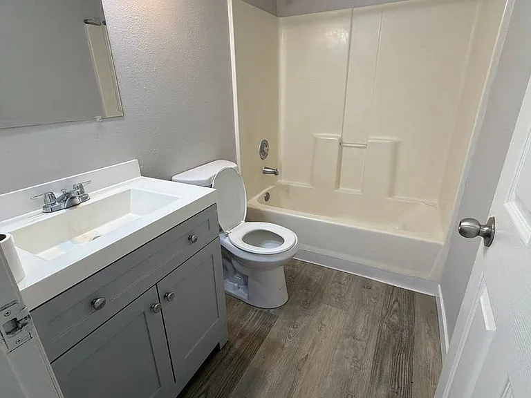 Montclair Apartments — Photo 11